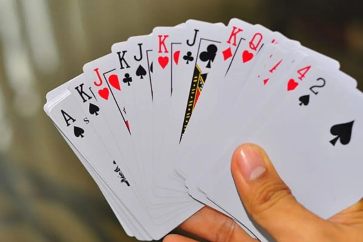 Chơi bài tiến lên ăn trắng là như thế nào