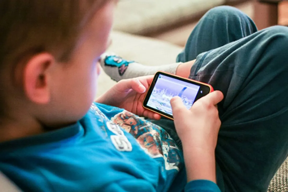 trẻ em 10 tuổi được chơi game bài không