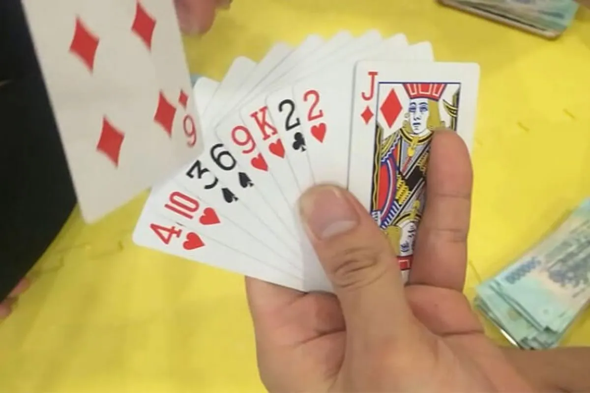 đánh lốc khác gì với đánh bài tiến lên