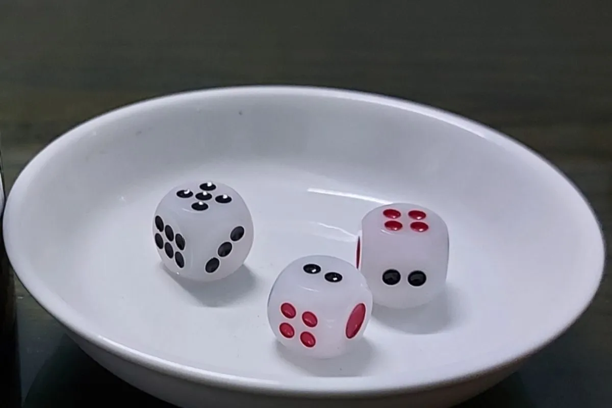 gian lận trong tài xỉu chỉ với bộ xúc xắc